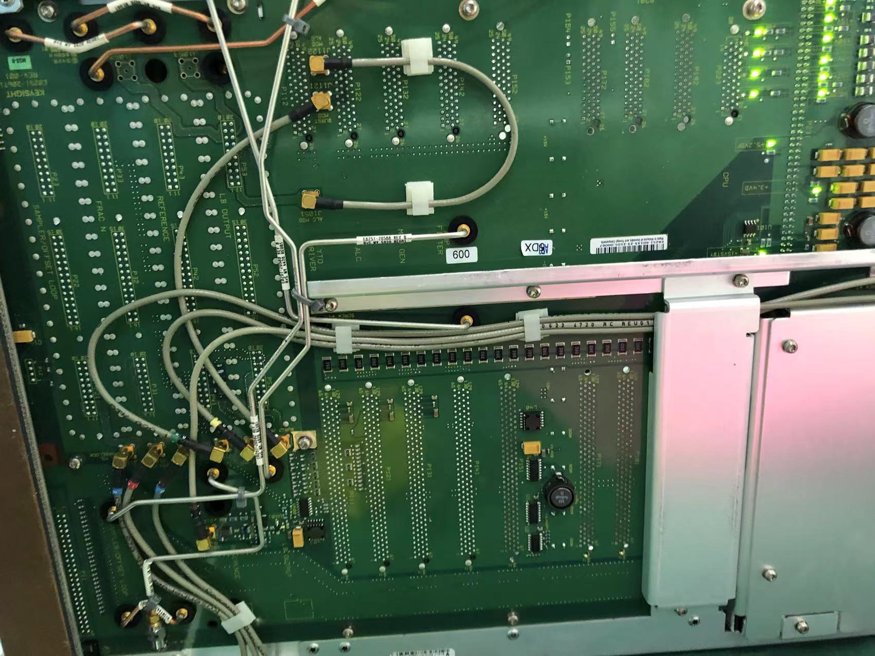 65dd74755031b.jpg 維修信號(hào)發(fā)生器E8257D 4.jpg